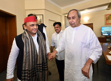Naveen Patnaik – Akhilesh Yadav Interaction